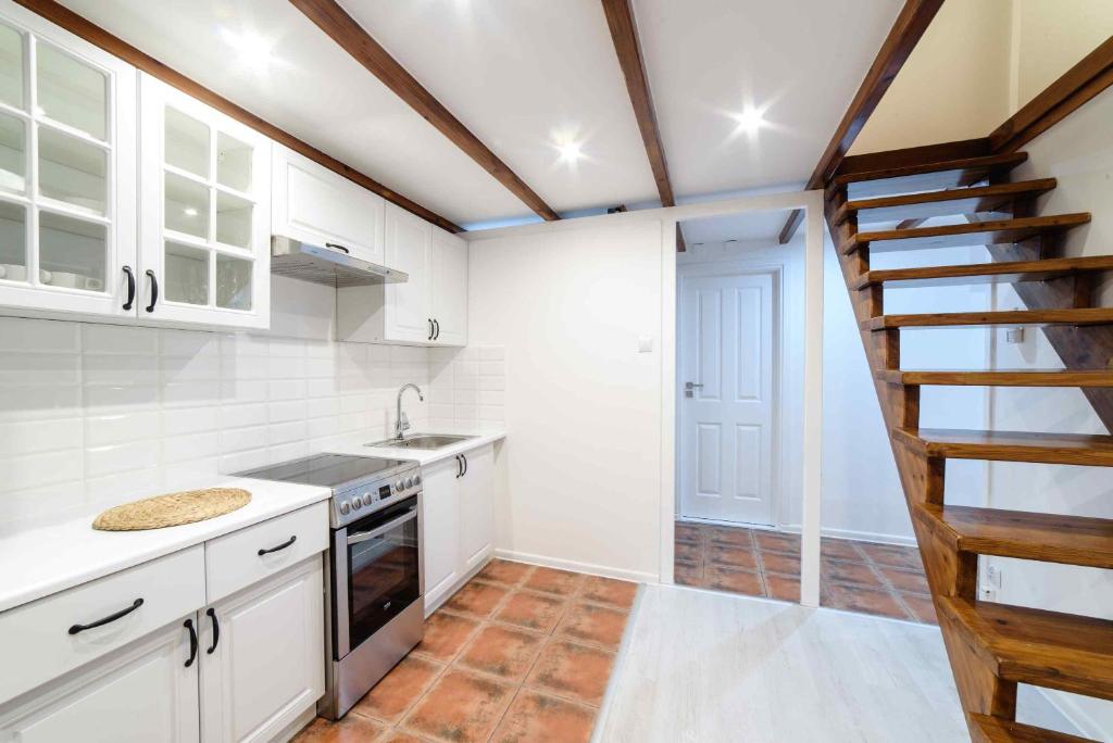 Kuchyňa alebo kuchynka v ubytovaní Cracow Rent Apartments - spacious apartments for 2-7 people in quiet area - Kolberga Street nr 3 - 10 min to Main Square by foot