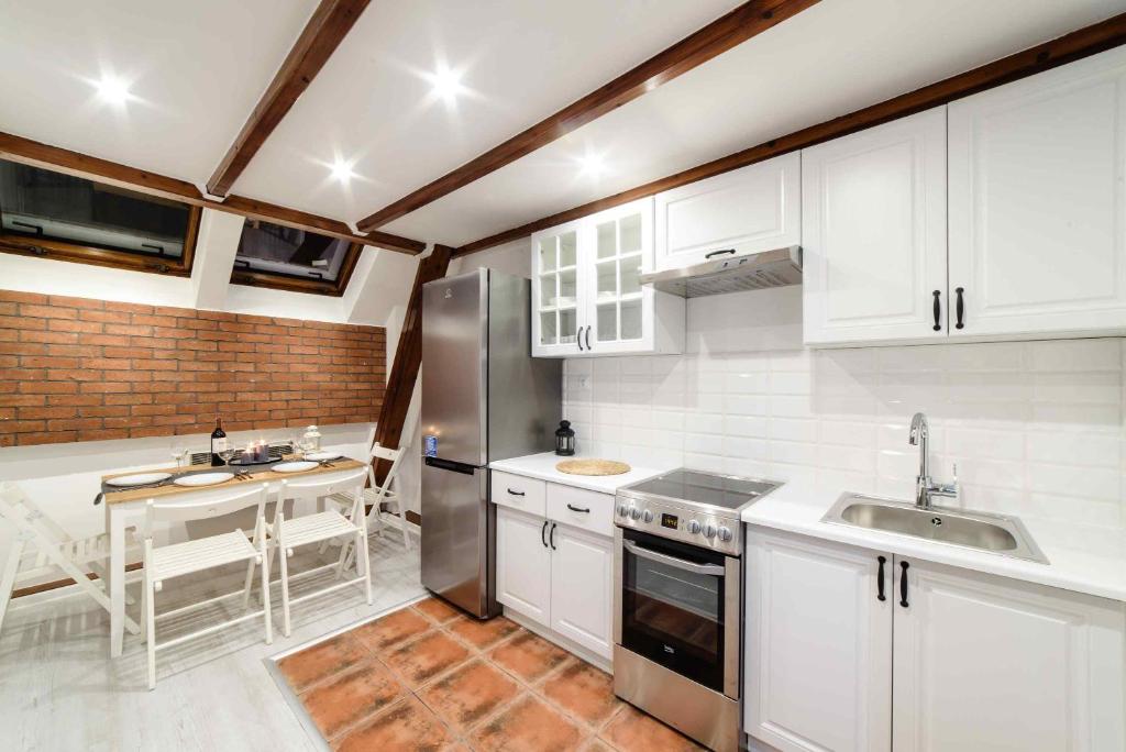 Kuchyňa alebo kuchynka v ubytovaní Cracow Rent Apartments - spacious apartments for 2-7 people in quiet area - Kolberga Street nr 3 - 10 min to Main Square by foot