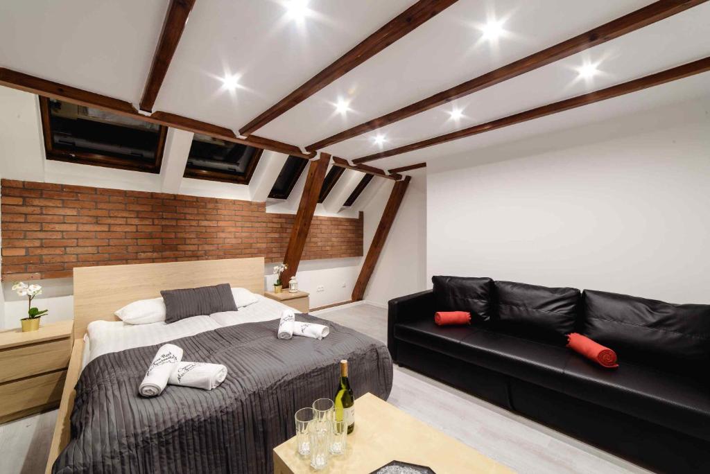 Posteľ alebo postele v izbe v ubytovaní Cracow Rent Apartments - spacious apartments for 2-7 people in quiet area - Kolberga Street nr 3 - 10 min to Main Square by foot