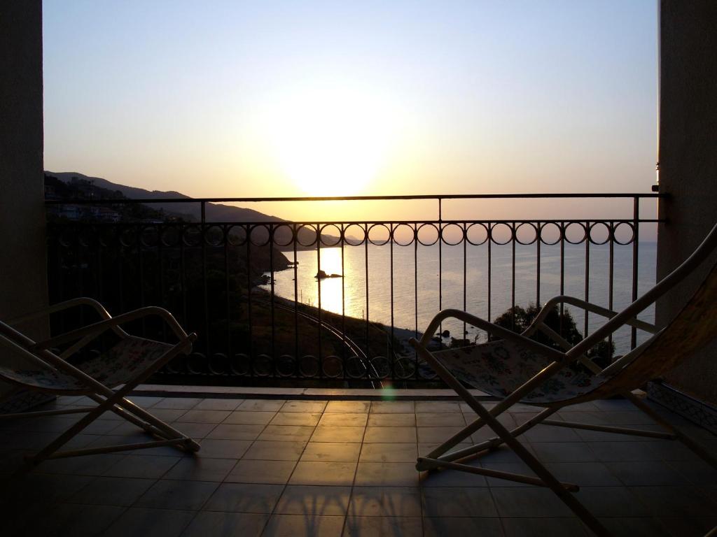 トゥーザにあるTusa Gold Sunsetの夕日を望むバルコニー(椅子2脚付)