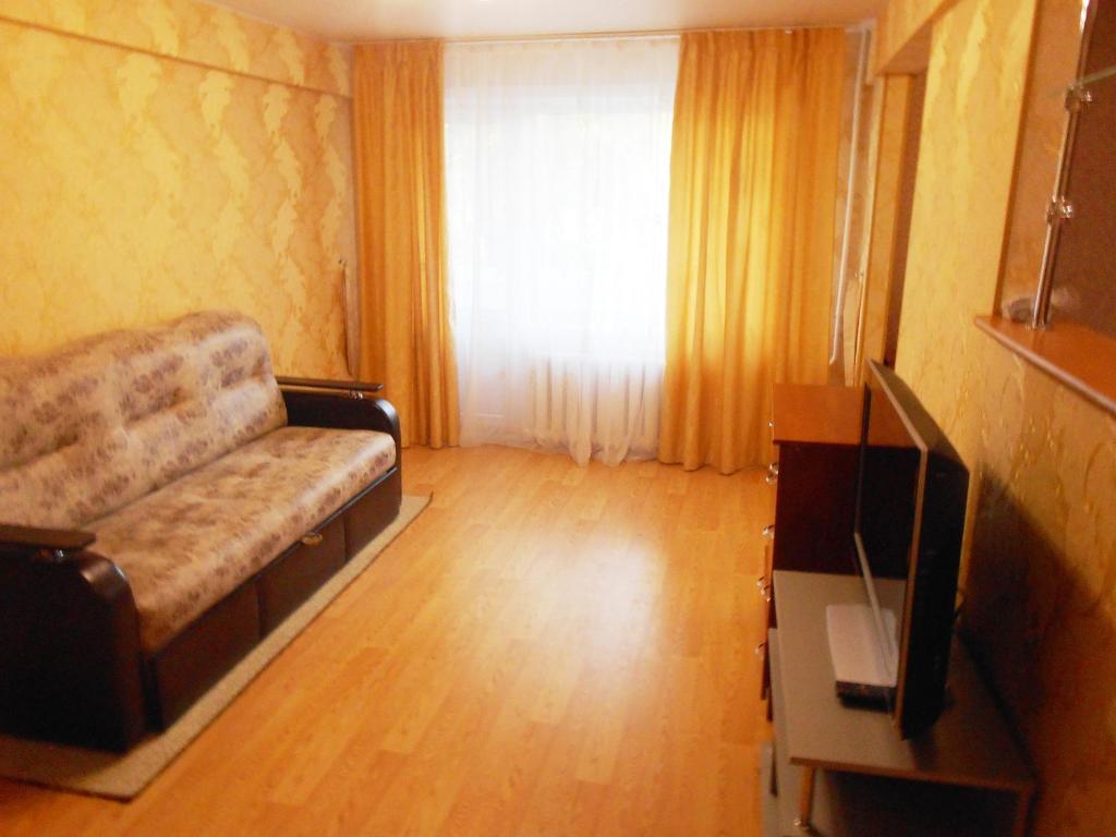 アルハンゲリスクにあるKomsomol'skaya 43のリビングルーム(ソファ、テレビ付)