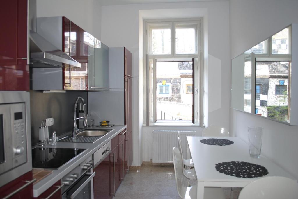 Kuchyň nebo kuchyňský kout v ubytování Kunsthaus Apartments