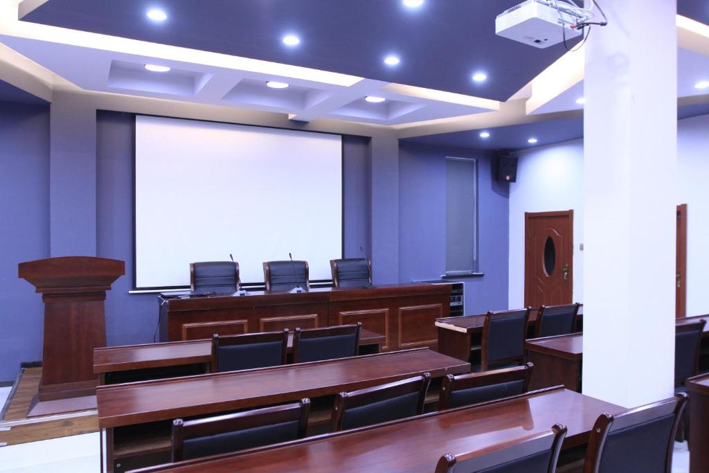 a large lecture room with a large projection screen at Jinjiang Inn Lvliang Changzhi Road in Luliang