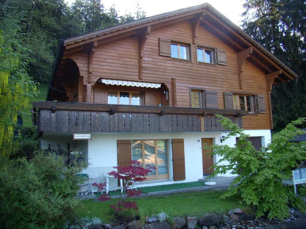 uma grande casa de madeira com janelas e uma varanda em Chalet Murmeli em Eigenthal