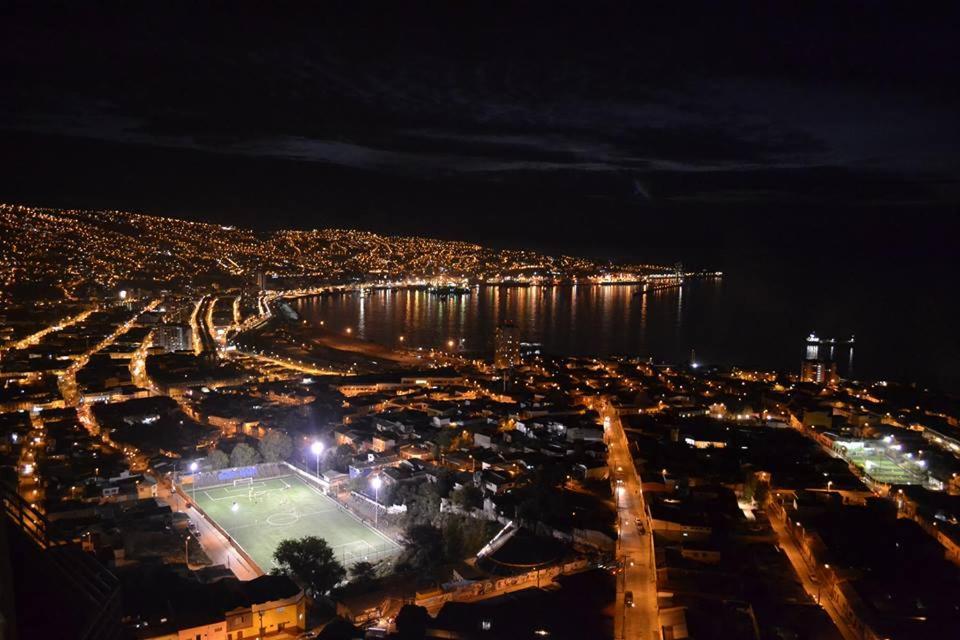 una vista aérea de una ciudad por la noche en Departamento Mondaca Vista Mar, en Valparaíso