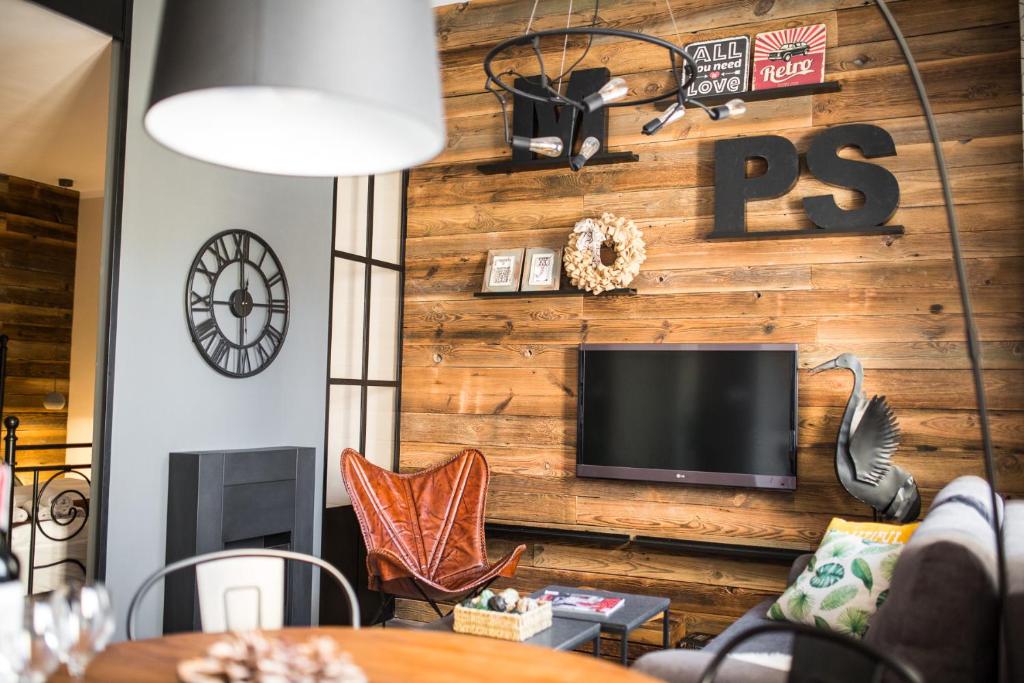 Televízia a/alebo spoločenská miestnosť v ubytovaní Nice Stay 2