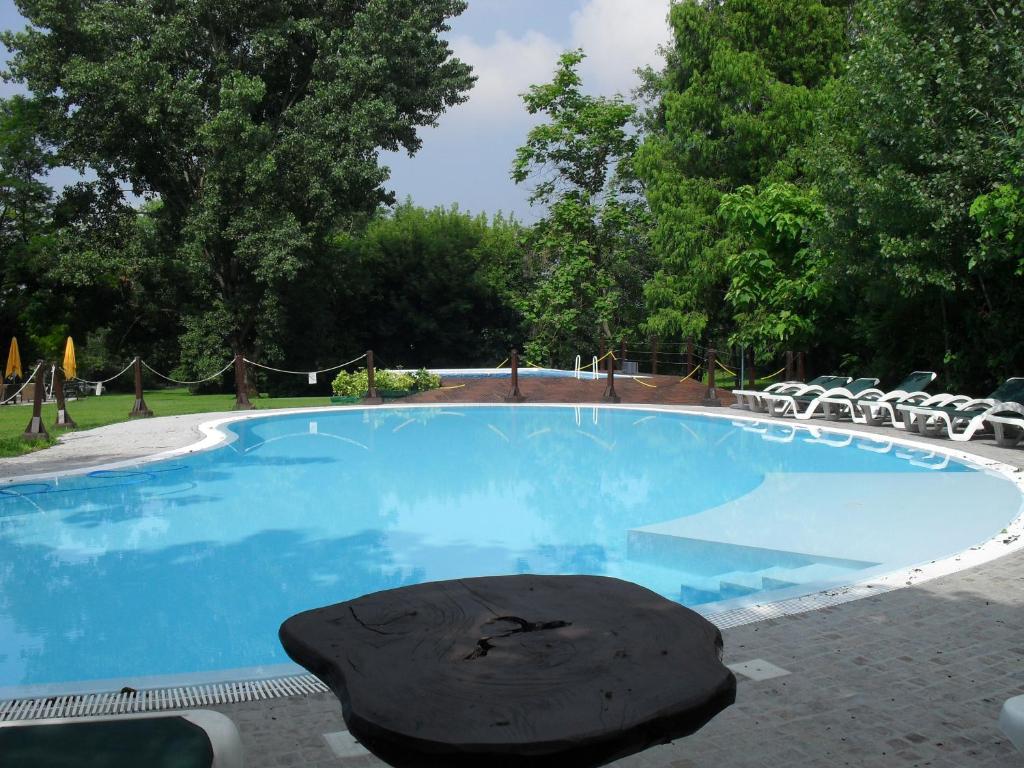 Bazén v ubytování Cascina Scova Resort nebo v jeho okolí