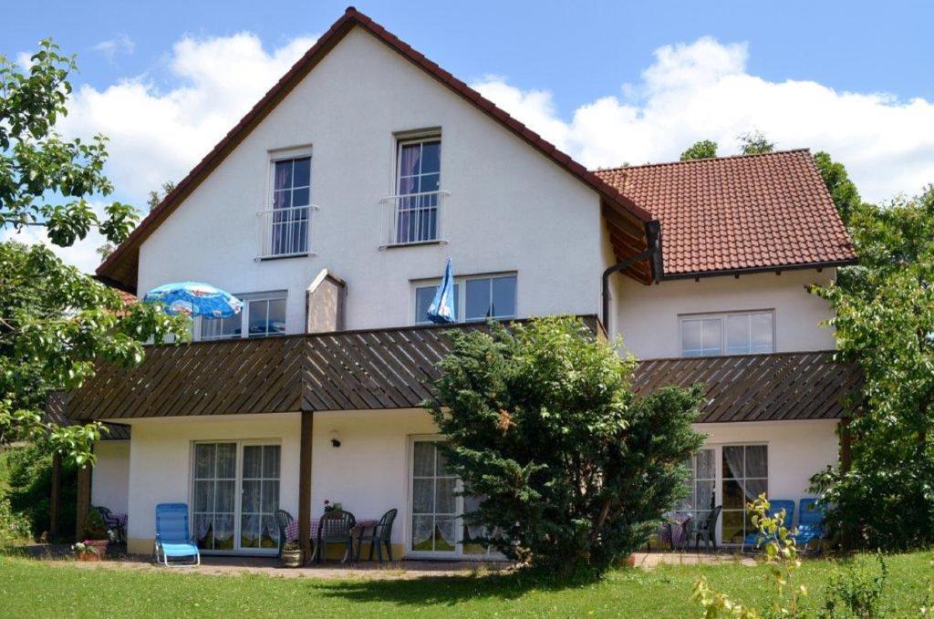 a large white house with a red roof at Ferienwohnung Hopfennest in Bischofsgrün