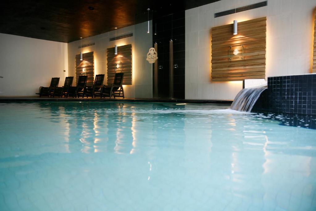 Bazén v ubytování Cascina Scova Resort nebo v jeho okolí