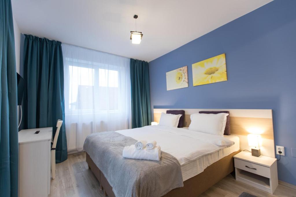 een slaapkamer met een bed met een handdoek erop bij Montana Studios in Braşov