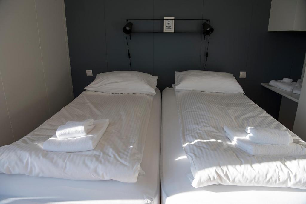 Rúm í herbergi á Brú Guesthouse