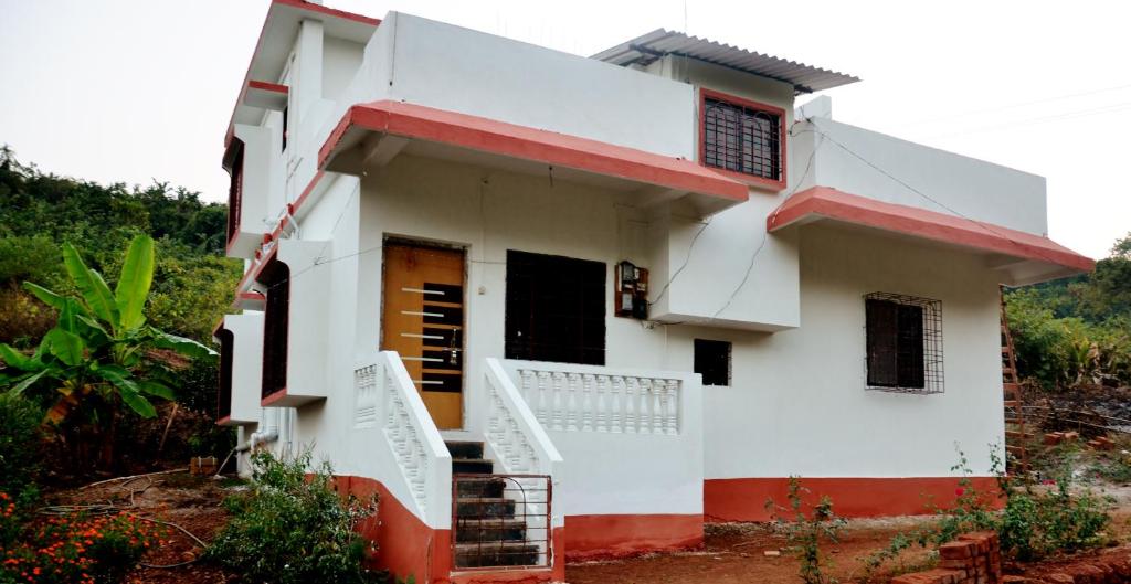 una casa con escaleras delante en Barve Homes en Ratnagiri