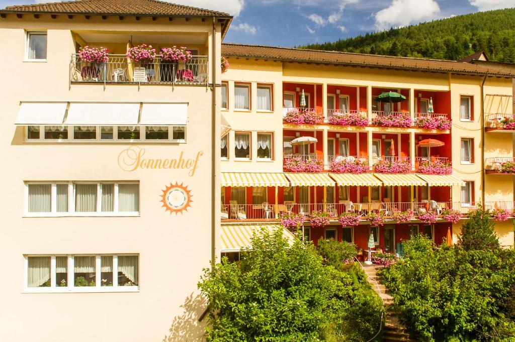 un edificio con un reloj al costado. en Hotel Sonnenhof, en Bad Wildbad