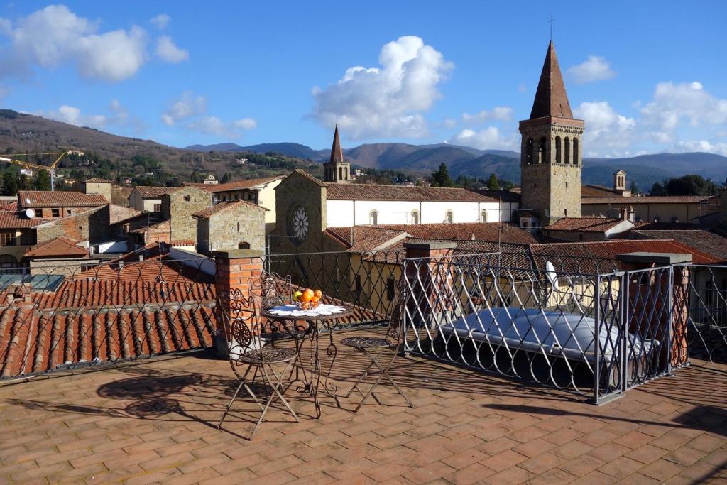 聖塞波爾克羅的住宿－Torre Medioevale d'Uguccione，从建筑屋顶上可欣赏到城市美景