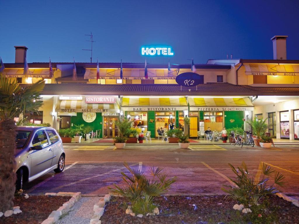 a car parked in a parking lot in front of a hotel at Hotel Agli Olmi in San Biagio di Callalta