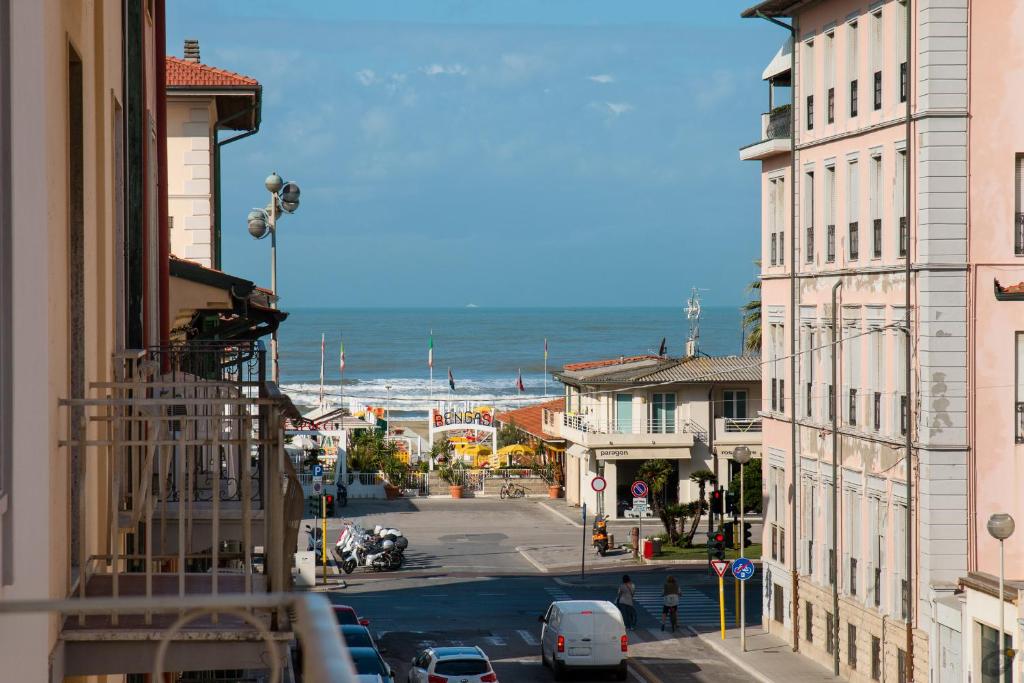 una calle de la ciudad con vistas al océano en Attico con 2 camere in Via Vespucci en Viareggio