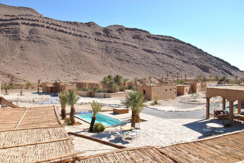 a resort in the desert with a mountain in the background at Borj Biramane in Icht