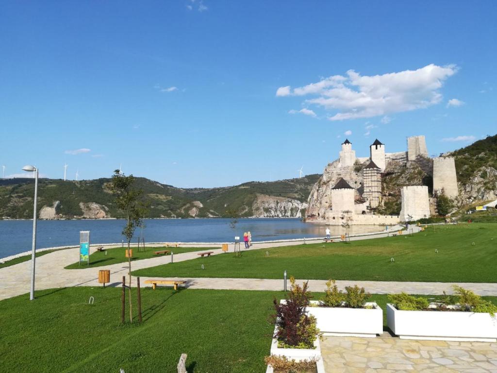 widok na zamek na wodzie z parkiem w obiekcie Guest House Jenić w mieście Golubac