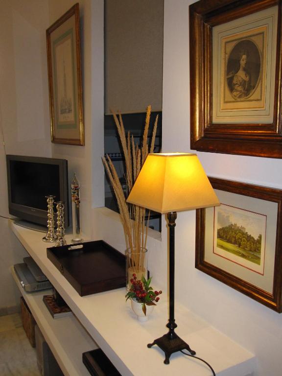 A television and/or entertainment centre at APARTAMENTO EN CENTRO HISTÓRICO con PARKING GRATIS