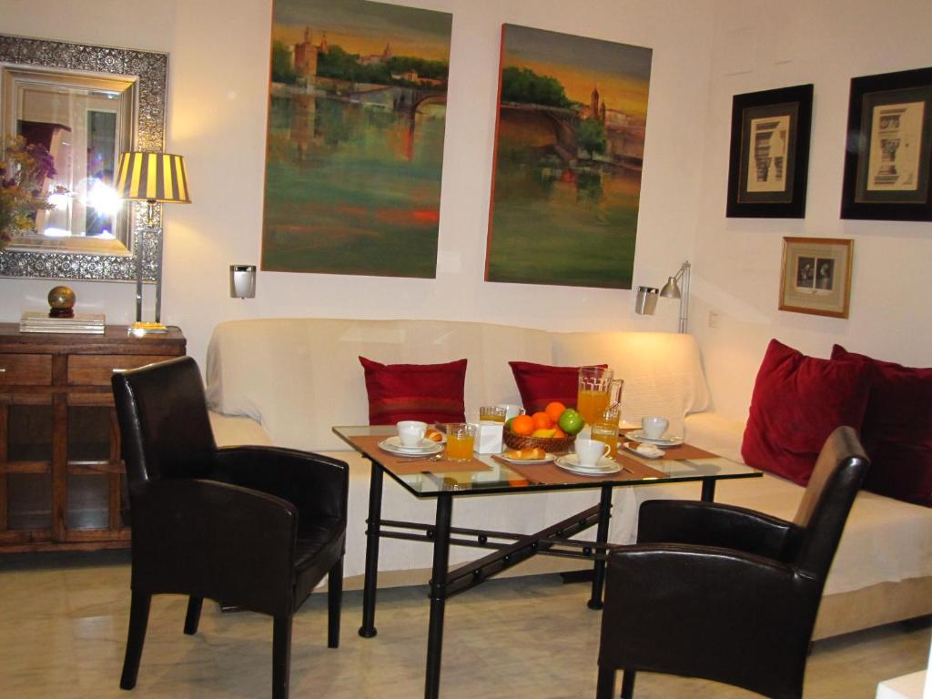 A seating area at APARTAMENTO EN CENTRO HISTÓRICO con PARKING GRATIS