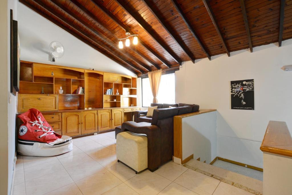 a living room with a couch and a chair at Casa Grande Para Grupos Siete Habitaciones BiG HOUSE 7 Bedrooms in Medellín