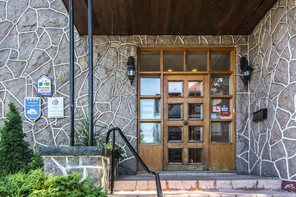 The facade or entrance of Gite Au P'tit Manoir B&B