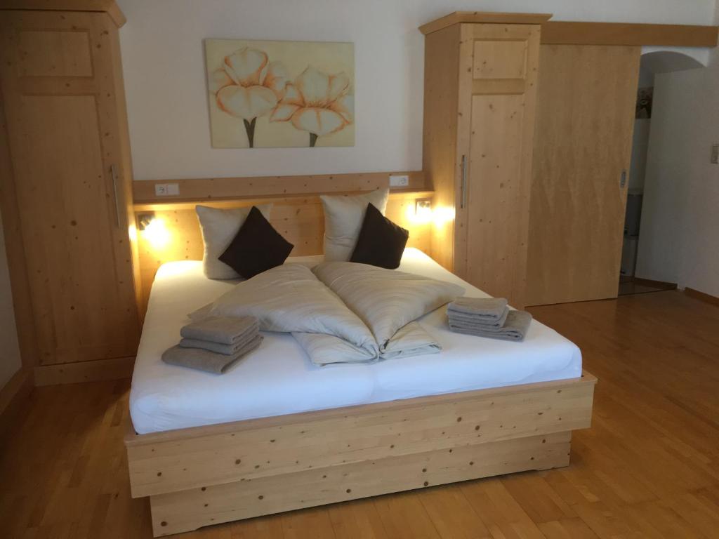 En eller flere senge i et værelse på Fewo-Stattmann