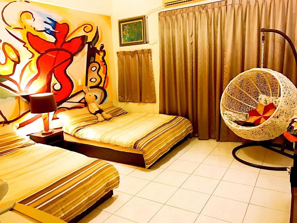 台南的住宿－Hello B&B，酒店客房,设有两张床和一张柳条椅