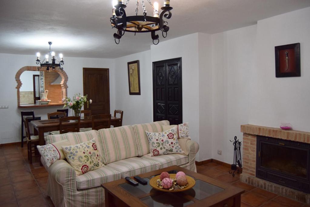 sala de estar con sofá y mesa en Casa Rosario en Cartajima