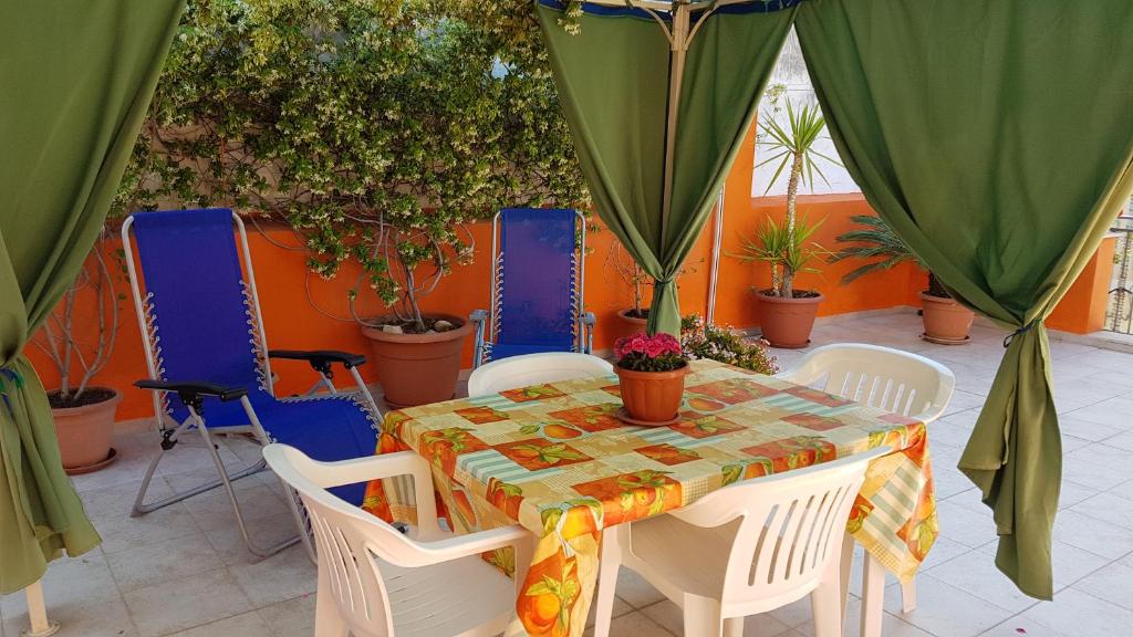 einen Tisch und Stühle auf einer Terrasse mit Pflanzen in der Unterkunft Casa Celeste in Noto