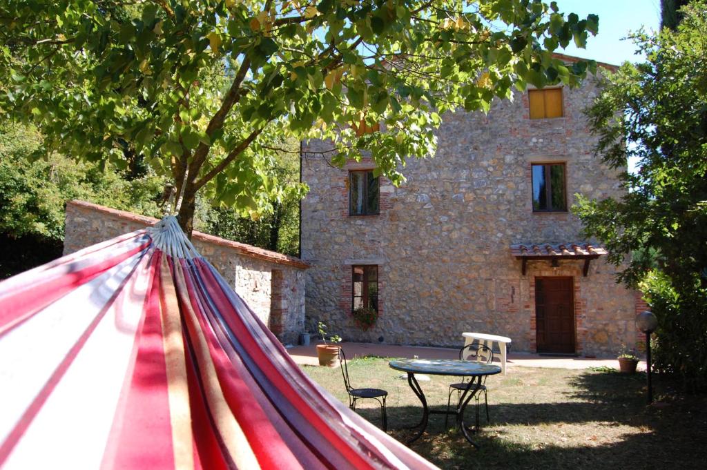 - un hamac devant une maison avec une table dans l'établissement Gabellino Di Sotto, à Boccheggiano