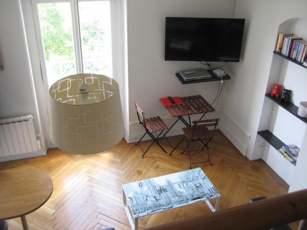 エクスレバンにあるStudios d'Albionのリビングルーム(テレビ、テーブル、椅子付)