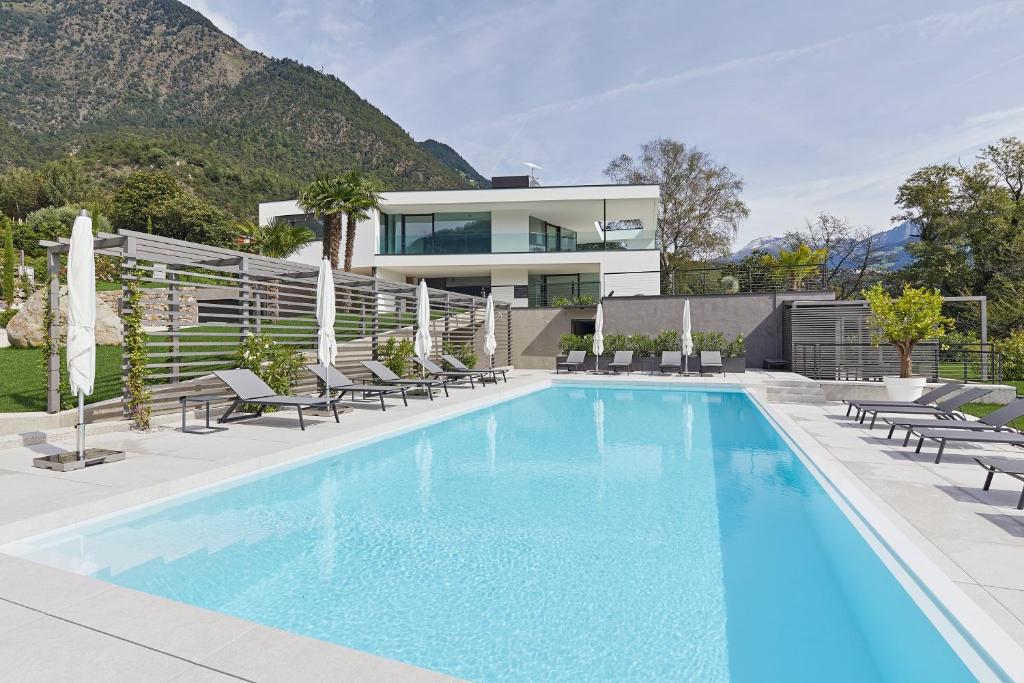 une villa avec une piscine et une maison dans l'établissement The View Luxury Suites, à Lagundo