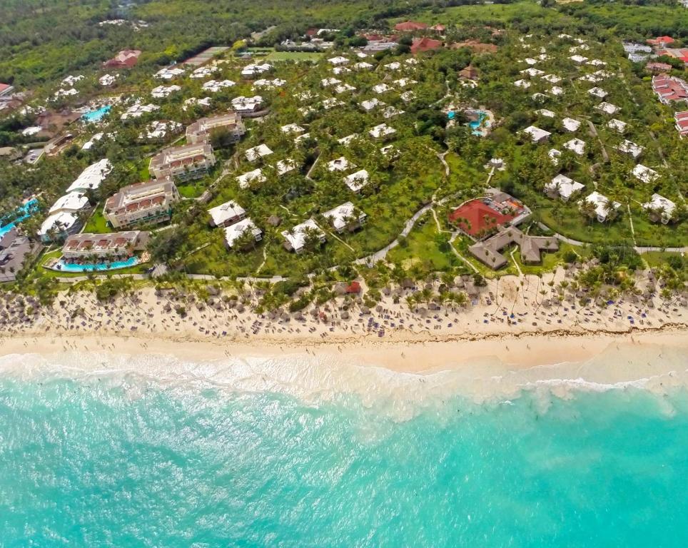 z powietrza widok na ośrodek na plaży w obiekcie Grand Palladium Bavaro Suites Resort & Spa - All Inclusive w Punta Cana