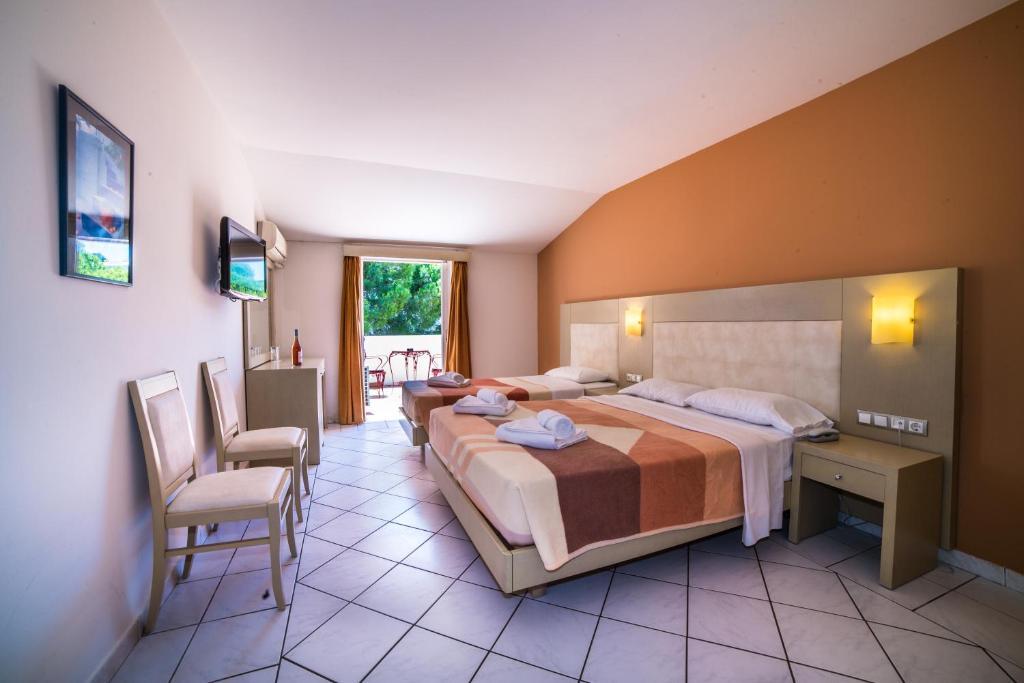 Letto o letti in una camera di Porto Koukla Beach