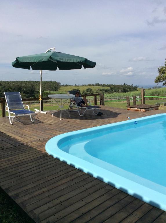 Bazén v ubytování Chales da Serra nebo v jeho okolí
