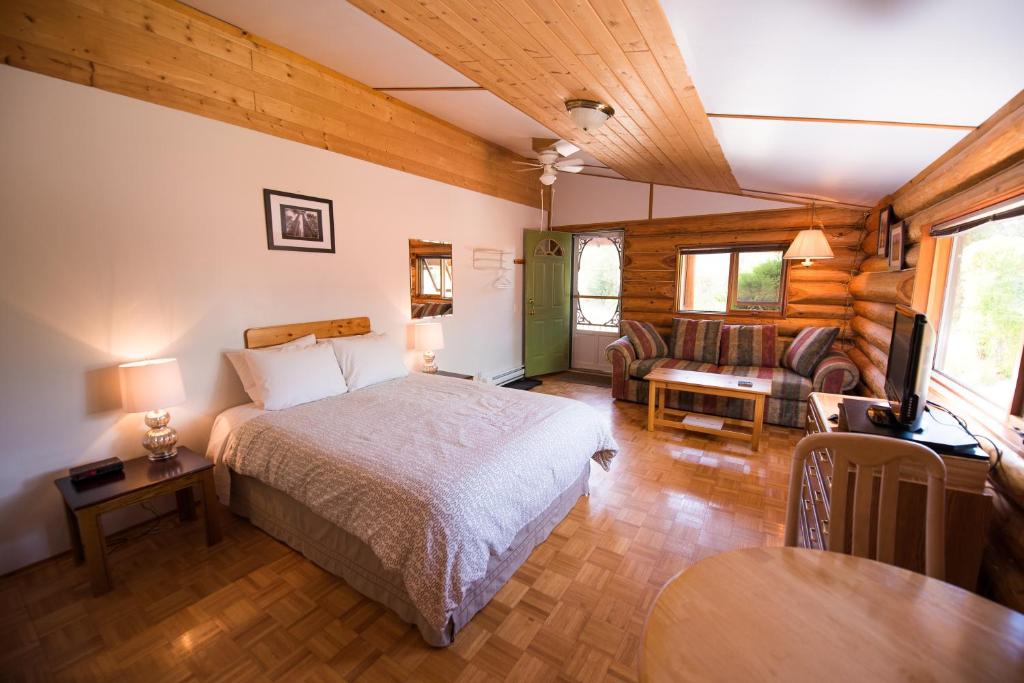 Postel nebo postele na pokoji v ubytování Cedar Haven Cabins and Resort