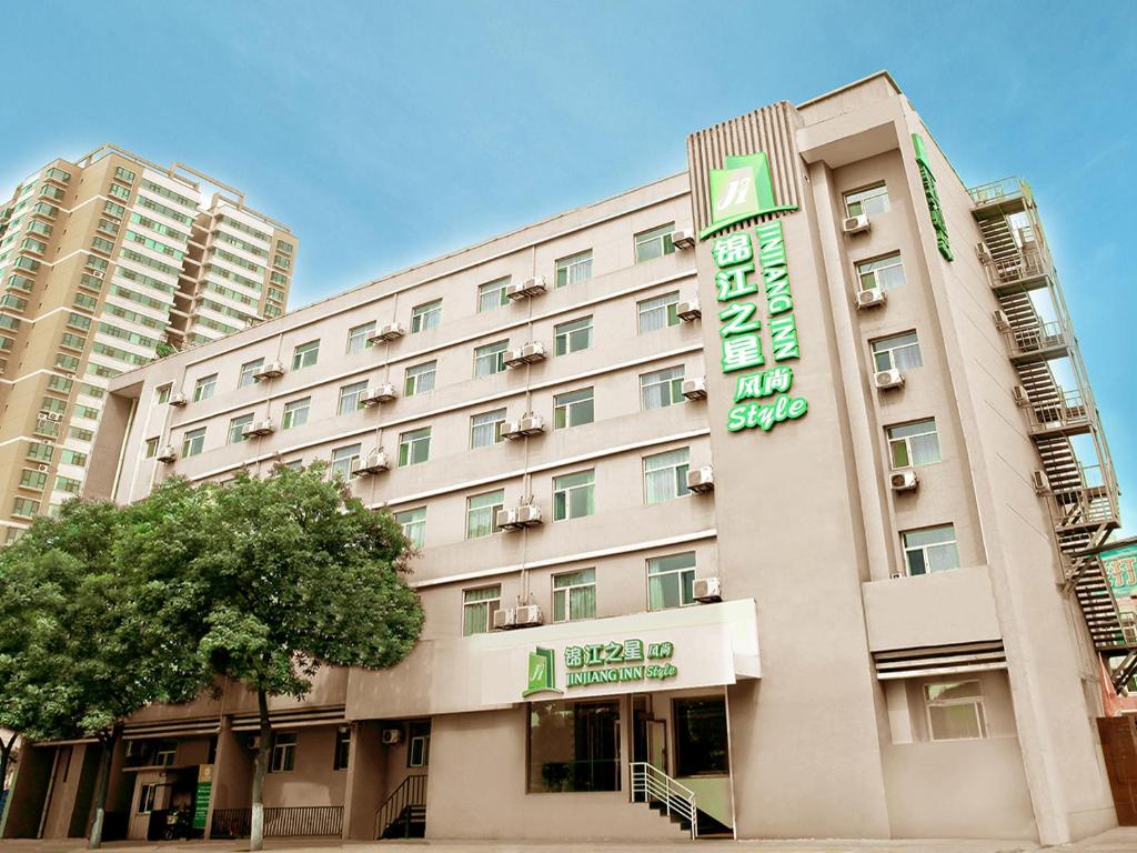 een hotel met een bord aan de voorzijde bij Jinjiang Inn Select Taiyuan Changfeng Street in Taiyuan