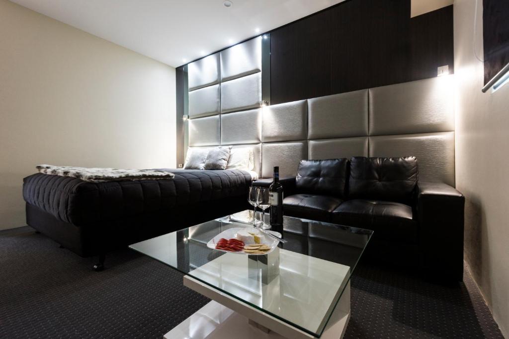Abbey Motor Inn - Deluxe Queen Room