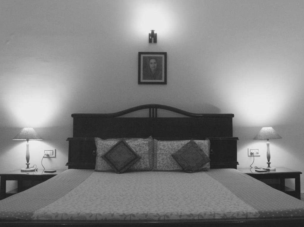 ein Schlafzimmer mit einem großen Bett mit zwei Lampen in der Unterkunft Udai Niwas - a boutique homestay in Bikaner