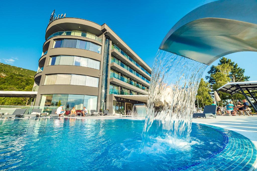 Bazen u ili blizu objekta Laki Hotel & Spa