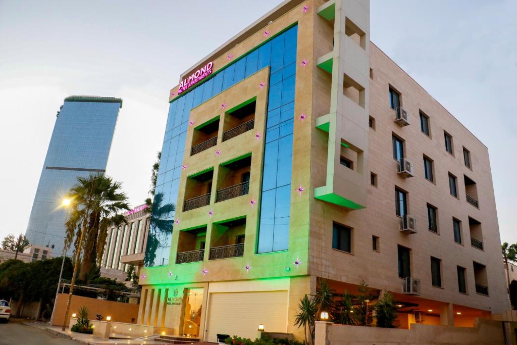 um edifício com uma fachada colorida numa rua em Almond Hotel Apartments em Amã