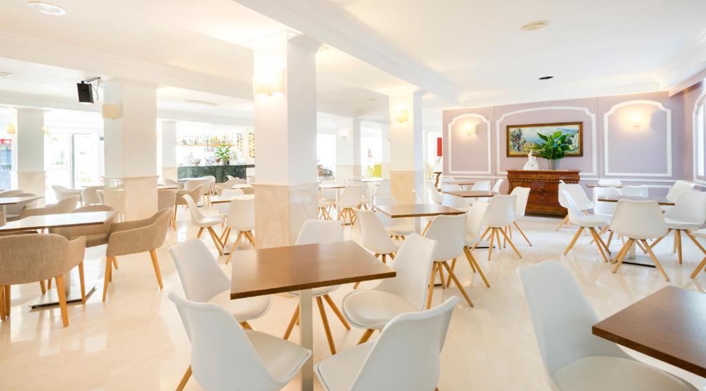 A television and/or entertainment centre at Hotel Morito