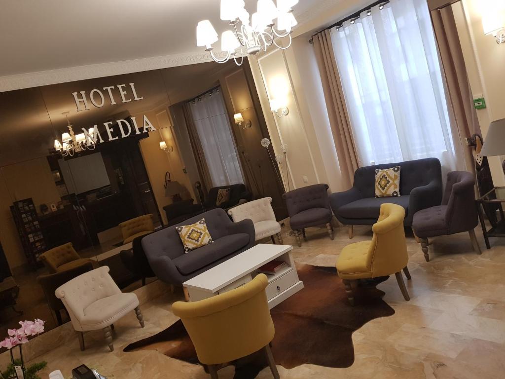 un vestíbulo de hotel con sofás y sillas en Hôtel Média, en París