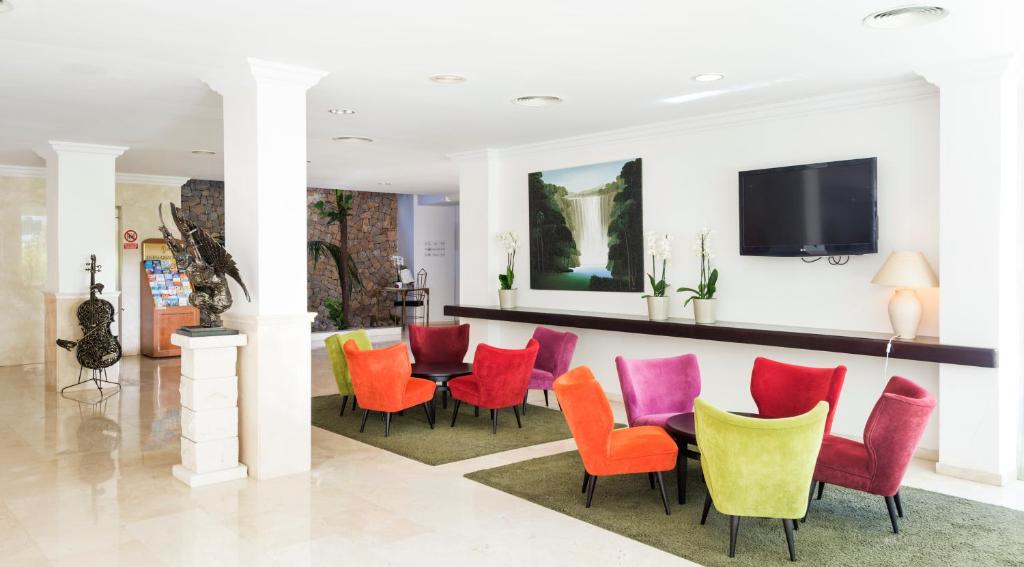 A television and/or entertainment centre at Hotel Morito