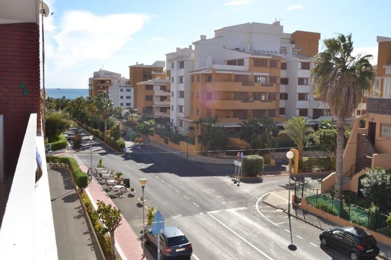 una vista aérea de una calle de una ciudad con edificios en Punta Prima en Torrevieja