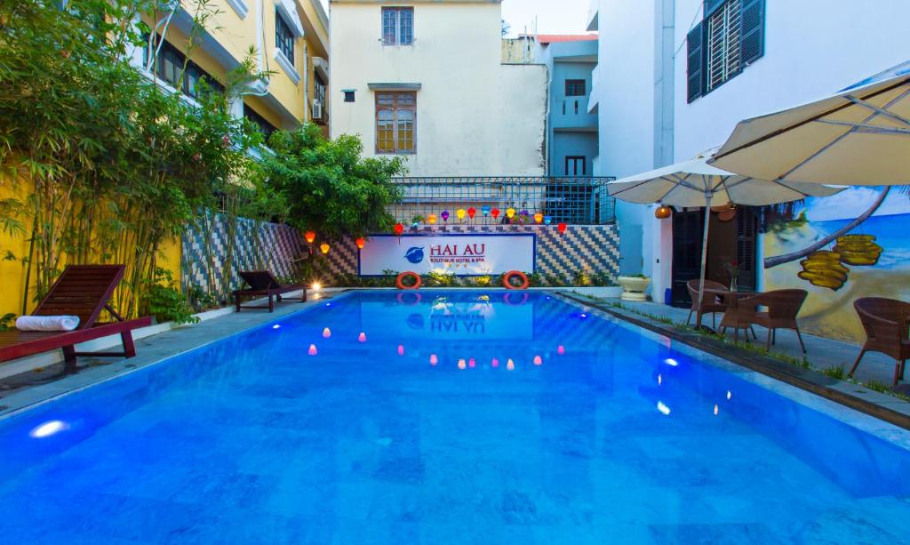 Hồ bơi ngoài trời tại Hoi An Hai Au Boutique Hotel & Spa là không gian thư giãn lý tưởng sau hành trình đi bộ khám phá phố cổ Hội An.