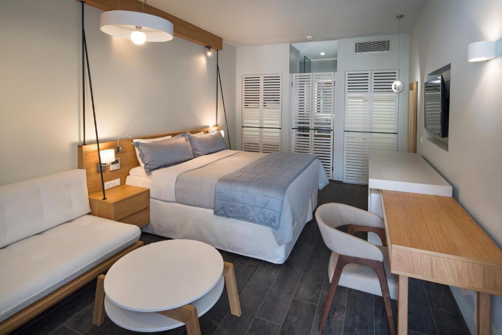 Postel nebo postele na pokoji v ubytování Meltemi Excelsior Suites