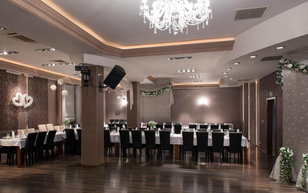 Reštaurácia alebo iné gastronomické zariadenie v ubytovaní Hotel Nowy Dwór
