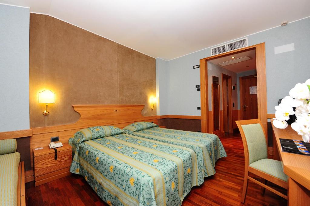 Postel nebo postele na pokoji v ubytování BV Grand Hotel Assisi